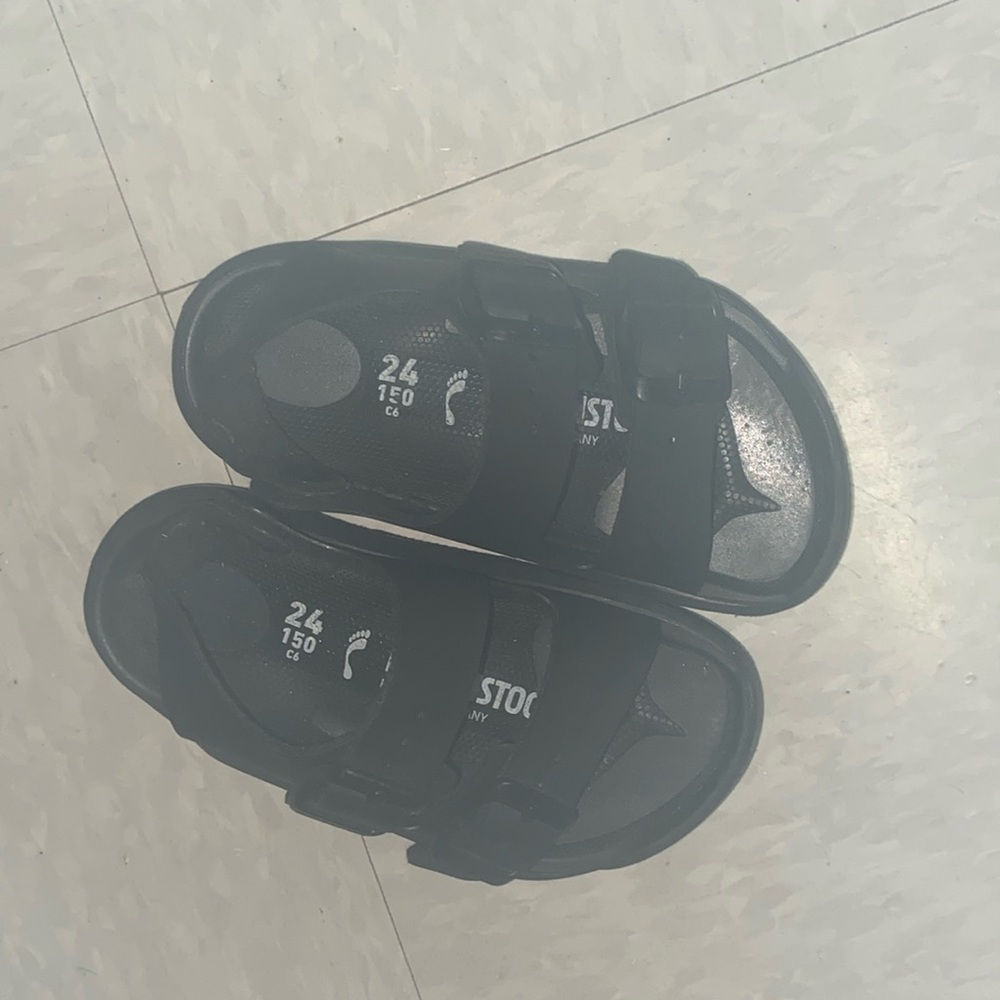 Kids Birkenstock black sandals size 24/150 C6